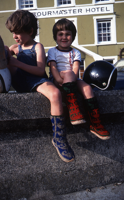 Archi & Ben sitting on the Aberaeron Harbour outside The harbourmaster Hotel Wall, August 1983 475px.jpg
